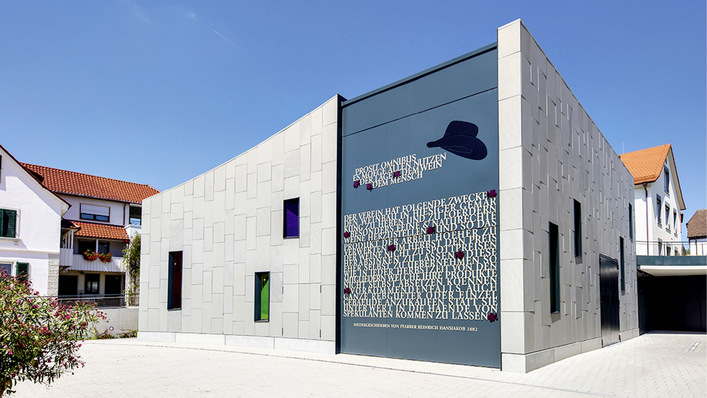 Die Fassade mit der ansprechenden Beschriftung auf dem Knicktor wird seit der Fertigstellung vielfach von Touristen und Weinliebhabern fotografiert.