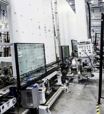 Die Polflam Brandschutzgläser werden auf einer horizontalen Forel-Linie gefertigt.
