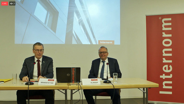 Johann Brandstetter, Internorm-Geschäftsführer Marketing & Vertrieb (l.) und Unternehmenssprecher und Miteigentümer Christian Klinger auf der Pressekonferenz in LInz.