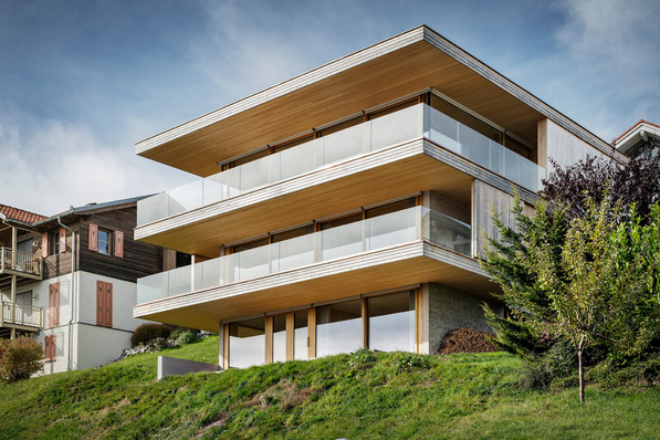 Die Holzmodulbauweise und das Glasgeländer GM Railing haben eines gemeinsam: Beide werden in großen Teilen bereits im Werk vormontiert.