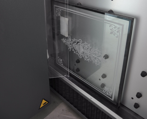 Seit Jahren setzt Glas Künzel cericom Laser-Anlagen ein, um Bilder, Muster und Schriften mittels Laser in Glas einzugravieren.