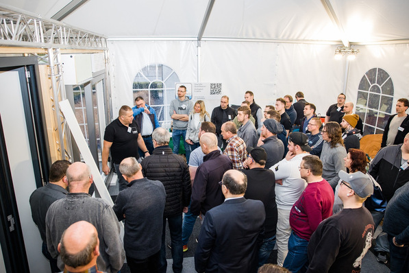 Die Live-Montage eines Hebe-Schiebe-Elements des GEALAN-Systems S 9000 war einer der Höhepunkte des Praxistages, der gemeinsam mit Systempartner Gealan veranstaltet wurde. 