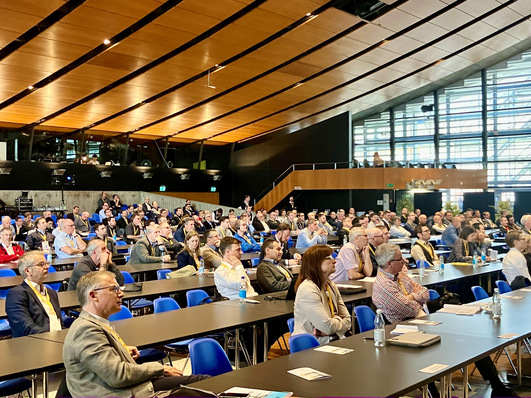 Mit mehr als 310 Teilnehmern erreichte die Veranstaltung (vorne links Christoph Rellstab, Leiter der Höheren Fachschule Holz Biel und Hauptorganisator) im Bieler Kongresshaus annähernd den Zuspruch der präpandemischen Ausgaben.