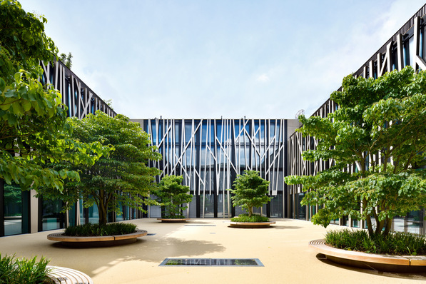 Das Schulgebäude in Nürnberg wurde mit Closed-Cavity-Fassade und vorspannbaren, Sonnenschutzgläsern von Saint-Gobain Glass ausgestattet.