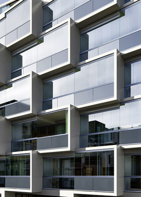 Messe-Innovation: Mit Proline T bietet ­Solarlux neue technische und gestalterische ­Möglichkeiten bei beweglichen Balkonfassaden.