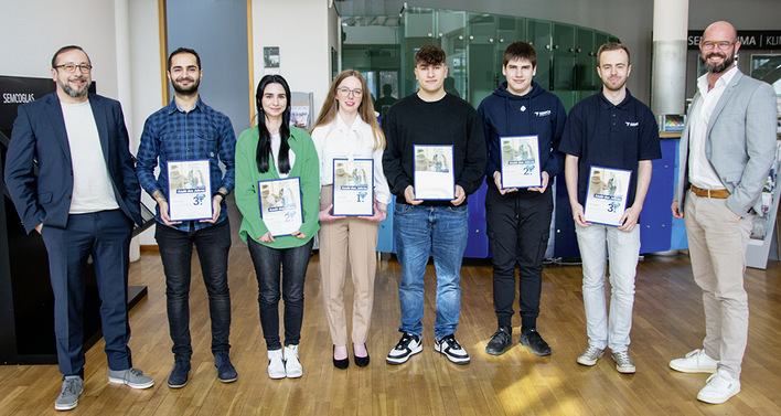 Strahlende Gewinner (v. l.): Alexander Akgül (Technischer GF), Serdal Vural (Vechta), Hilal Aksit (Dülmen), Julia Sträter (Dülmen), Jan-Lennart Ruinys (Westerstede), Nico Dethloff (Neubrandenburg), Nils Bremkes (Wassenberg) und Michel Schüller (GF)
