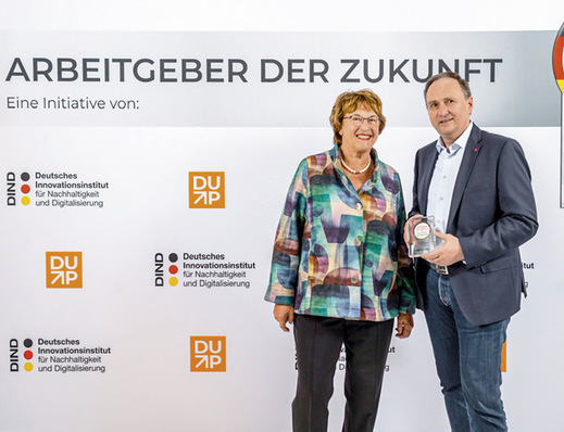 Schirmherrin Brigitte Zypries, Bundeswirtschaftsministerin a. D., übergibt die Auszeichnung „Arbeit­gebe﻿r der Zukunft“ an sedak-Geschäftsführer ­Bernhard Veh.