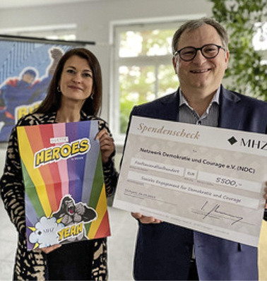 MHZ spendet 5.500 Euro für mehr ­Demokratie und Courage (Geschäfts­führer Andreas Kopetschny, der MHZ, und PR-ReferentinAmélie Sommer­häuser. (V.r.n.l.)