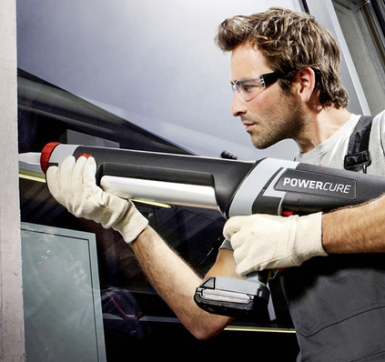 Das Sika PowerCure Klebesystem für den effizienten Fensterbau besteht aus dem PowerCure Dispenser, dem Klebstoff Sikasil WT-66 PowerCure sowie den Power­Cure Mischerdüsen.