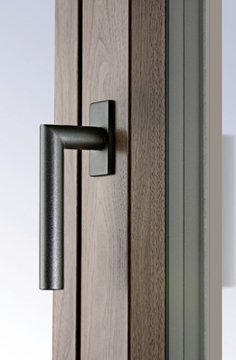 Kneer-Südfenster unterstützt den Trend zu matten Oberflächen. Eine transparente, nahezu unsichtbare Lasur betont den natürlichen Charakter von Holz.