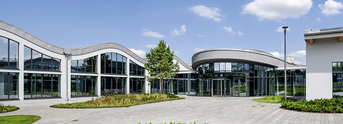 Der IT-Campus in Paderborn erfüllt höchste Ansprüche in puncto Nachhaltigkeit und Energieeffizienz. Das Fassadensystem heroal C 50, das Türsystem heroal D 72 und das Fenstersystem heroal W 72 leisten hierzu einen wichtigen Beitrag