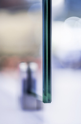 Sieht aus wie ein dünnes Verbundsicherheitsglas, ist aber ein Fineo Vakuumglas mit exzellenter Wärmedämmung.