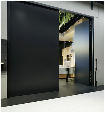 Mit Belastungswerten bis 300 kg, wartungsfreier Gleitlagertechnik und einer 3D Verstellung sorgen die Tectus Bänder auch bei schweren Objekttüren für eine dauerhaft sichere Funktion.