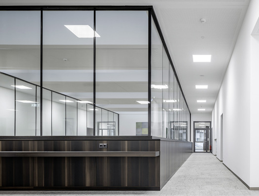 Designakzente mit Profilen aus heimischen Hölzern lassen sich mit der Ganzglaswand Life Fire von Anbieter Lindner umsetzen.