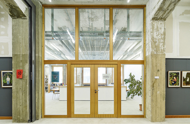 Schlanke Profilformen und eine hochwertige Verarbeitung von Massivholz erlauben ­viele Designs mit den Schörghuber Festverglasungen. 