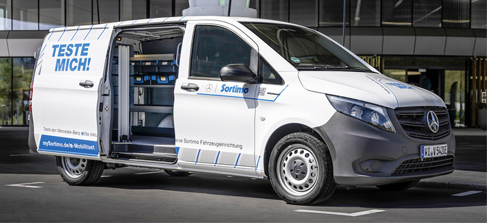 HIer ein kompakter Transporter zum Testen, der mit einer Sortimo-Fahrzeugeinrichtung ausgestattet ist.