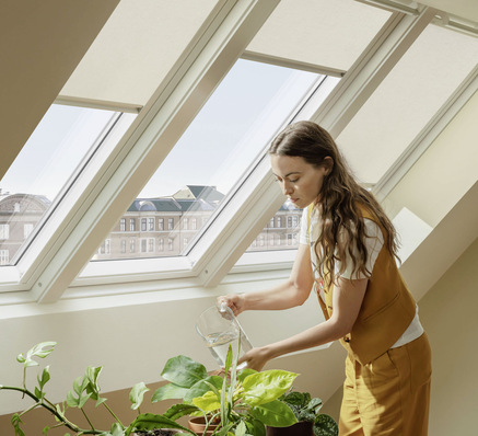 Die Lichtlösung Trio kombiniert drei Einzelfenster, die sich alle individuell öffnen und schließen lassen. Durch den Verzicht auf in den Innenraum ragende Sparren wird der Eindruck eines großzügigen Fensterelementes verstärkt, das einen fast uneingeschränkten Panorama-Ausblick ermöglicht.