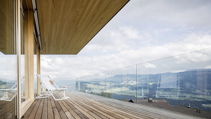 Harmonische Verbindung aus Holz und Glas, genau hierfür bietez Glas Marte das Glasgeländer GM ­Railing an.