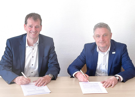 Bernd Hillbrands (l.) von Orgadata und Jan Vandyck von Unilink besiegeln den Verkauf: Unilink wird eine eigenständige Tochtergesellschaft von Orgadata.