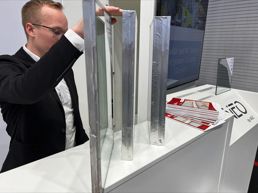 Die neuen Glasaufbauten aus dem Vakuumglas Fineo und Pyrobel Brandschutzgläsern erzielen laut Entwickler exzellente strahlungsphysikalische Werten bei dünneren Aufbauten.