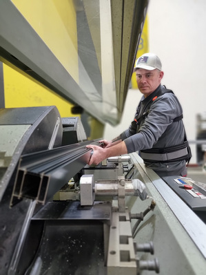 Einsatz Exoskelette in der Produktion der Köster Aluminium GmbH & Co.KG