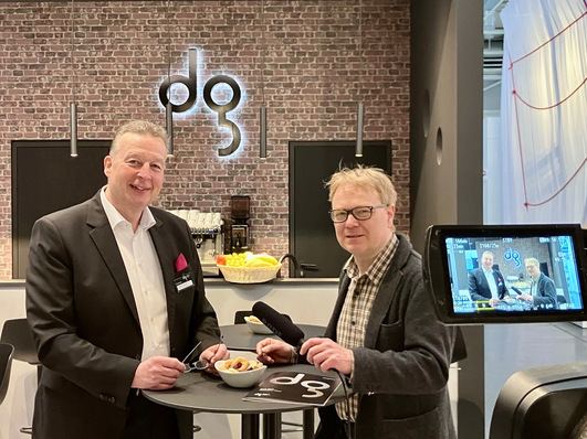 Live auf der BAU 2023: Dorma-Glas- Geschäftsführer Andreas Tiedtke im Interview mit GLASWELT Redakteur Matthias Rehberger.