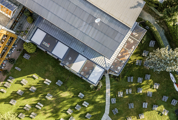 Der Blick aus der Vogelperspektive: 11 bioklimatische Pergolen der Variante Ventur sowie 17 Ventur Side-Anlagen sind auf der Seeterrasse des 4-Sterne-Hotels verbaut worden.
