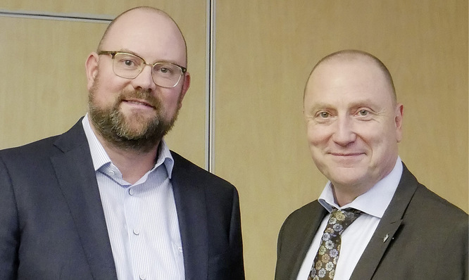 Gemeinsames Engagement für die transparente Gebäudehülle: Thomas ­Drinkuth, Leiter der RTG (l.), und Josef Beckhoff, Vorstand Vertrieb & Marketing bei der Veka AG (r.).