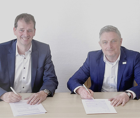 Bernd Hillbrands (l.) von Orgadata und Jan Vandyck von Unilink besiegeln den Verkauf: Unilink wird eine eigenständige Tochtergesellschaft von Orgadata.