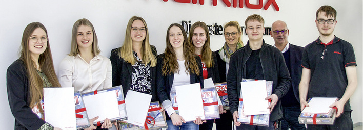 Michael Gerling (2. v. re.), Geschäftsführer für Technik und Produktion sowie ­Nicole Küwen (4. v. re.), stellvertretende Personalleiterin, freuen sich über die guten ­Prüfungsnoten der Auszubildenden.