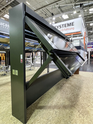 Je nach Sonnenstand lassen sich die Flügel in einen passenden Neigungswinkel für Sonnenschutz und ­optimierte Energieproduktion bringen.