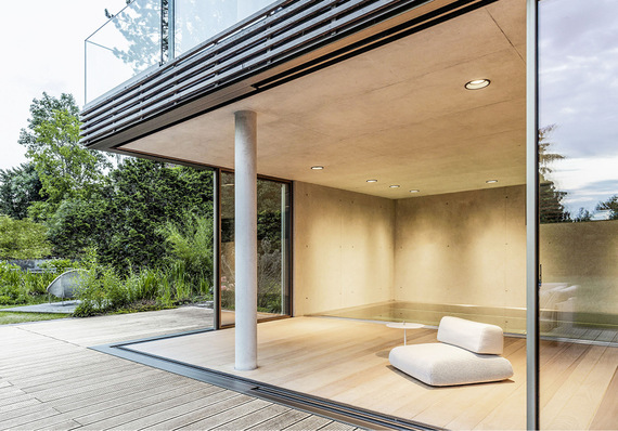 Das Schiebefenster cero gibt die komplette Hausecke frei und lässt innen und außen miteinander verschmelzen.