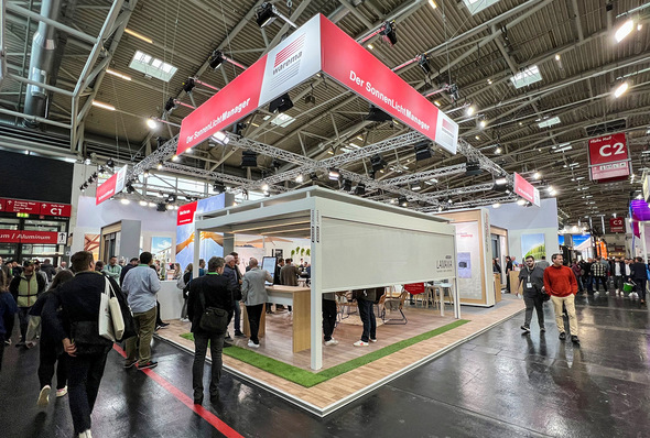 Warema stellte das Lamaxa L50 View als neue Variante für den Outdoor Living ­Bereich vor, und folgt dem Trend Glas statt Lamellen im Dachbereich einzusetzen.
