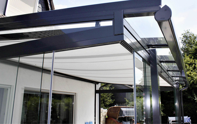 Auf Wunsch lassen sich   die   Glaswände partiell oder ­vollständig öffnen und ermöglichen so bei warmem, ­sonnigem Wetter ein Sitzen an der frischen Luft und eine schnelle Durchlüftung des Glasbaus.