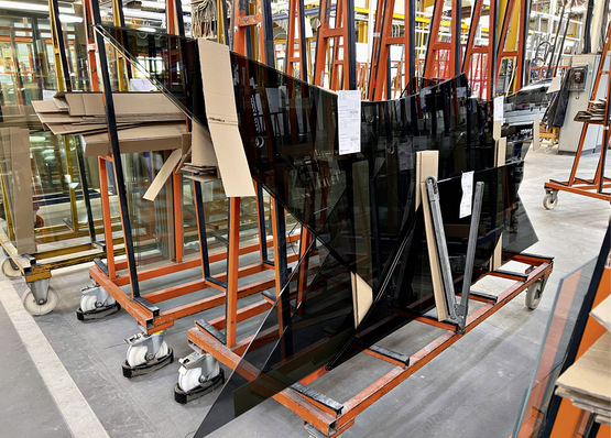 Interpane Hildesheim fertigt  Fassaden- und  Balkongläser, Glasvordächer, gläserne ­Innentüren und Trennwände, Duschen, absturzsichernde Gläser sowie  Modellscheiben für den Innen- und Außenbereich.