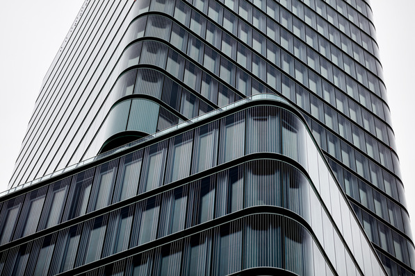 Im Porsche Design Tower in Stuttgart ist in der Fassade das Vogelschutzglas Ornilux design lines von Isolar verbaut.