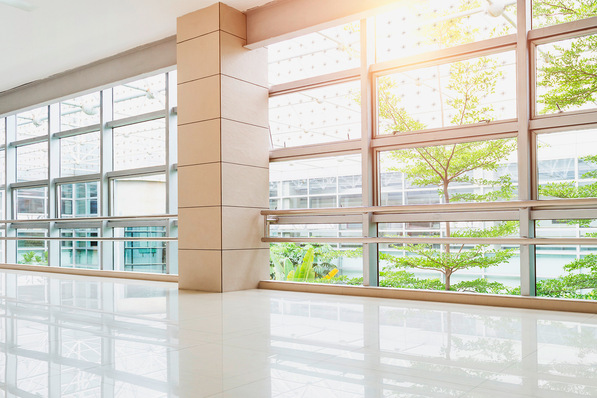 Die mit den Laser-Anlagen von Hegla boraident lassen sich Gläser zu Vogelschutzgläser veredeln. Der Laserdruck kann dabei in Punkten oder Geometrien auf das Glas aufgebracht werden. 