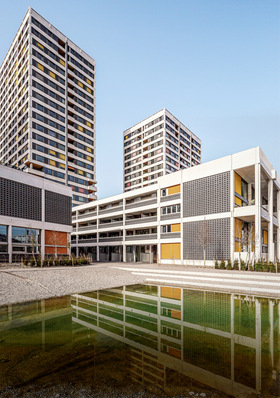 Als Sonnenschutz und gestaltprägende Elemente kamen an ­Balkonen und Loggien Markisen in unterschiedlichen Farbtönen und Stoffen zum Einsatz.