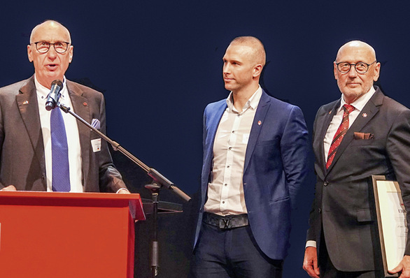 Neuer Präsident der französischer Hilzinger-Gruppe ist Roman Hilzinger (Mitte).