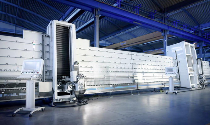 Vertikale Glasbearbeitungsmaschinen und Isolierglas-Linien, wie sie Forel unter anderem auch in XXL-Formaten anbietet, liegen heute im Trend. Ein großer Vorteil ist hierbei der deutlich geringere Platzbedarf in der Fläche.