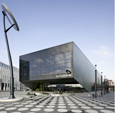 Die Vogelschutz-Folien der Reihe Seen Elements ­kombinieren Vogelschutz und ästhetisches Design und eignen sich auch für großflächige Verglasungen, wie hier in der Fassade des Futuriums in Berlin.