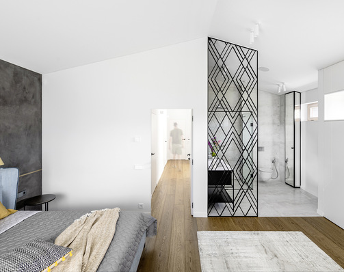 Geometrische Linien ziehen sich durch das ganze Haus. Dabei halten sich die Eclisse-Türen optisch zurück. 