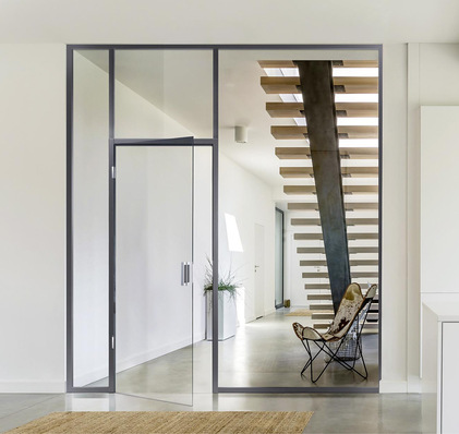 Tectus Glas erlaubt den flächenbündigen Einbau von Ganzglastüren mit Gewichten bis zu 100 kg.