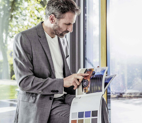 Das neue Lacksystem Kaleido Paint setzt vor allem auf matte Töne und folgt damit klar dem aktuellen Trend. Einmalig auf dem Markt ist, dass Rehau Window Solutions mehr als 150 Farbtöne nach RAL, DB und NCS, sowohl in glatter Ausführung oder auch als Strukturlack, anbietet und damit ein haptisches Erlebnis ermöglicht.