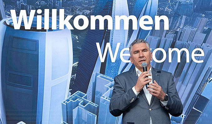 Gealan-Geschäftsführer Ivica Maurović begrüßt das internationale Publikum im Eventzelt am Gealan-Hauptstandort Oberkotzau