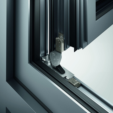 Axer und Ecklager werden durch Montagekeile fixiert. Im Bild die Drehkipp-Ausführung des „Roto AL Designo STS“.