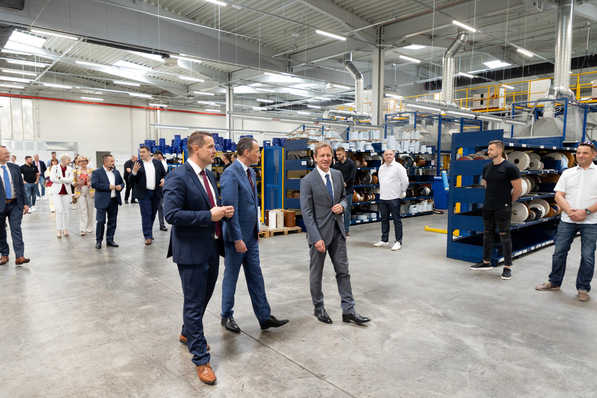 Beim Rundgang führt Josip Klasic, Geschäftsführer Deceuninck Kroatien den belgischen Botschafter Nicolaas Buyck sowie Bruno Humblet (v.l.n.r.) durch die neue und innovative Geschäfts- und Produktionsstätte von Deceuninck in Kroatien.