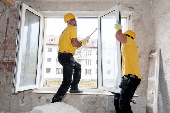 Bei einer Sanierung geht es immer auch um die Frage: Wohin mit den alten Fenstern? Die Rewindo bietet ein weites Netz an Rücknahmestellen, Hersteller al bohn macht es seinen Händlern aber noch einfacher: Die alten Elemente kommen einfach auf das Gestell, dass vom Hersteller wieder abgeholt wird.