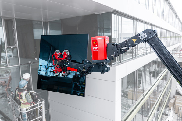 Knifflige Einbausituationen, wie hier am Neubau der Blickle GmbH, kann der eT-Litocran700 einfach lösen und spart zudem Zeit und Geld bei dem Montage.