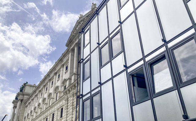 Krasser Fassadenkontrast: Neben der Wiener Hofburg wurde ein provisorisches Gebäude des Österreichischen ­Parlaments errichtet. 